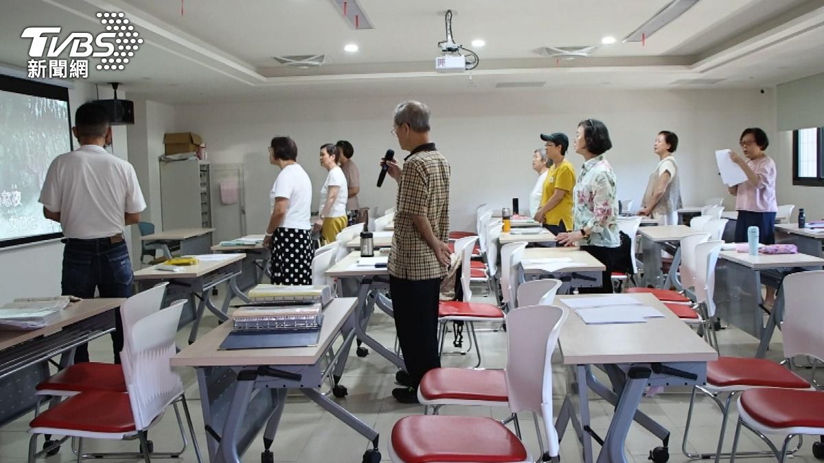 老人服務中心開多元課程,助長輩延緩退化。 (圖/TVBS)