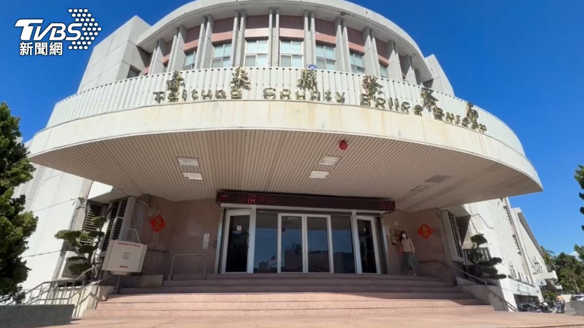 台東縣警局少年隊偵查佐黃明鐸涉犯洗錢案，前天（3日）辦公處所遭檢調搜索後，人被帶回偵辦。（圖／TVBS攝）