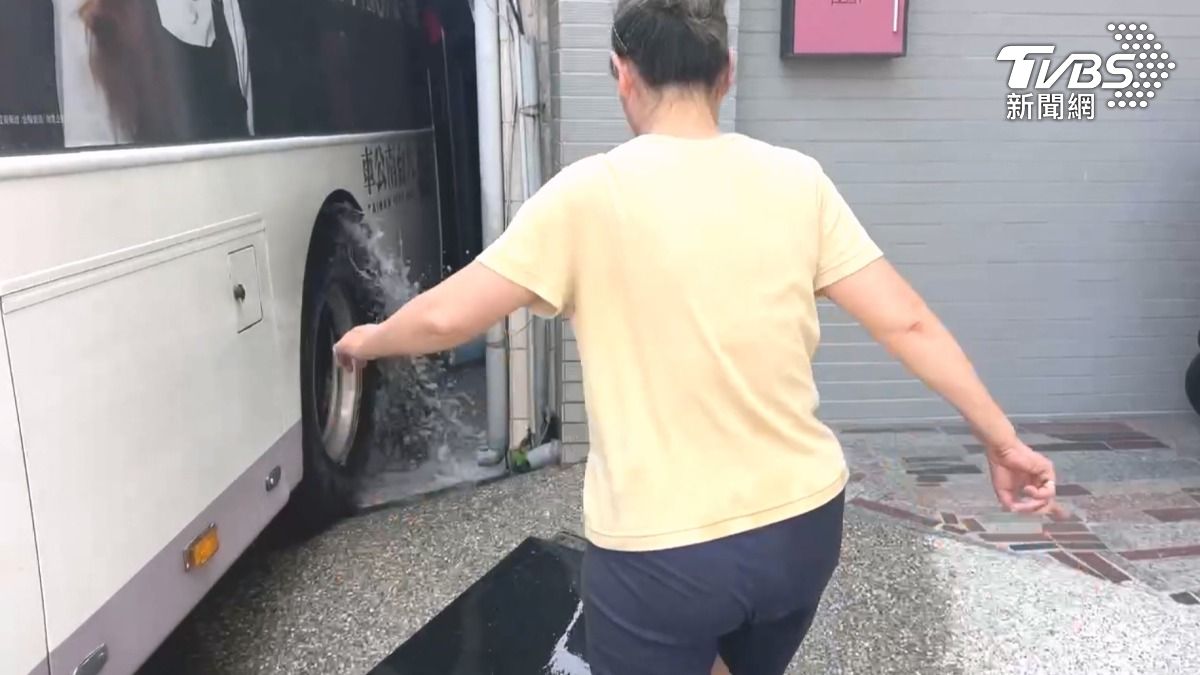 住戶要進出家門還得先上公車,出入變得好克難,紅磚牆整個被撞破(圖/TVBS)