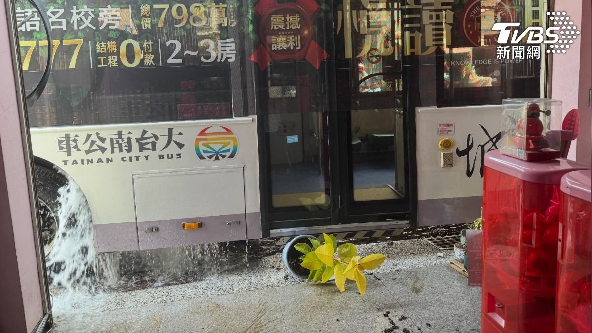 玩具店也很慘,招牌被撞壞,門口被堵住又停電,無法營業,剛進貨的一番賞也被耽誤(圖/翻攝Threads_hqtoys0104)
