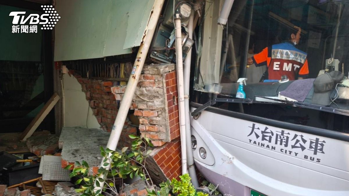 台南公車暴衝撞碎紅牆、斷消防栓 路口「噴3米水柱」淹成泳池