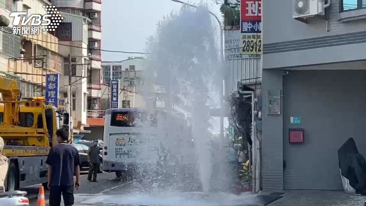 消防栓被撞斷，噴出三米高水柱。（圖／TVBS）
