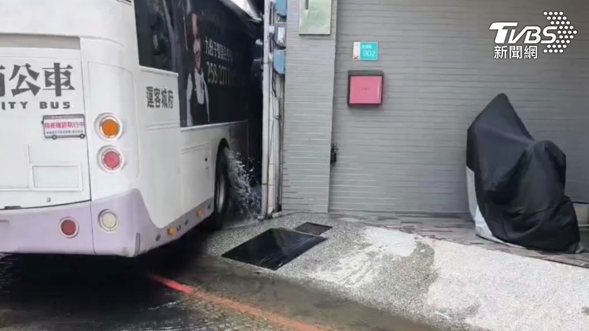 消防栓被撞斷，噴出三米高水柱。（圖／TVBS）