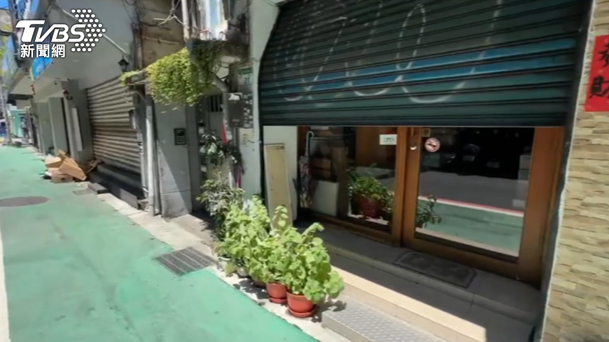 北市東區776戶大停電，有店家鐵門開一半卡住。（圖／TVBS）