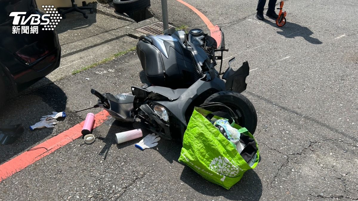 有片/恐怖瞬間曝!苗栗小貨車巷口撞機車 女騎士昏迷