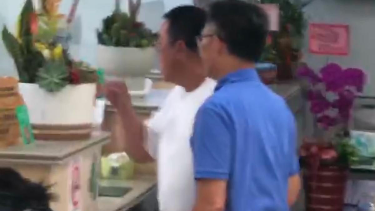 陳清茂在銀行痛罵，手指著行員。（圖／翻攝自記者爆料網）