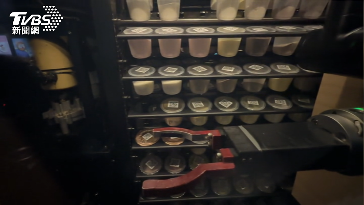 北捷西門站,有AI熟食和機械手臂手搖飲快速出餐 。(圖/TVBS)