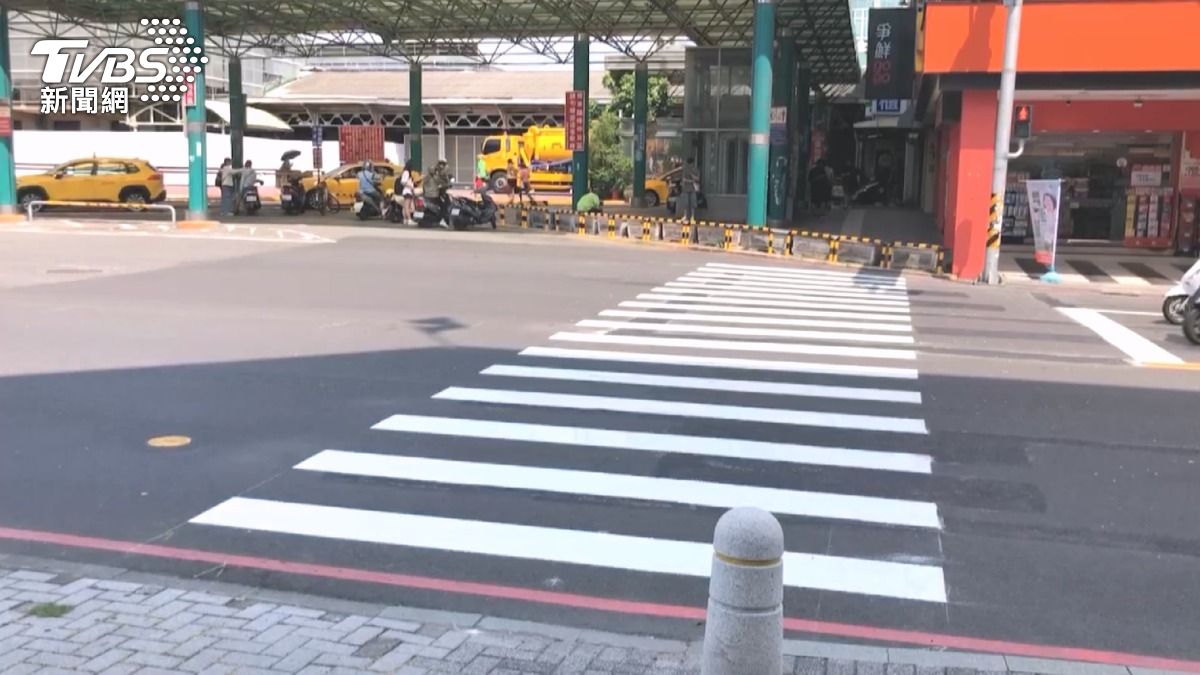 行人怎走?台南火車站新設斑馬線,「花圃欄杆」擋整排。(圖/TVBS)