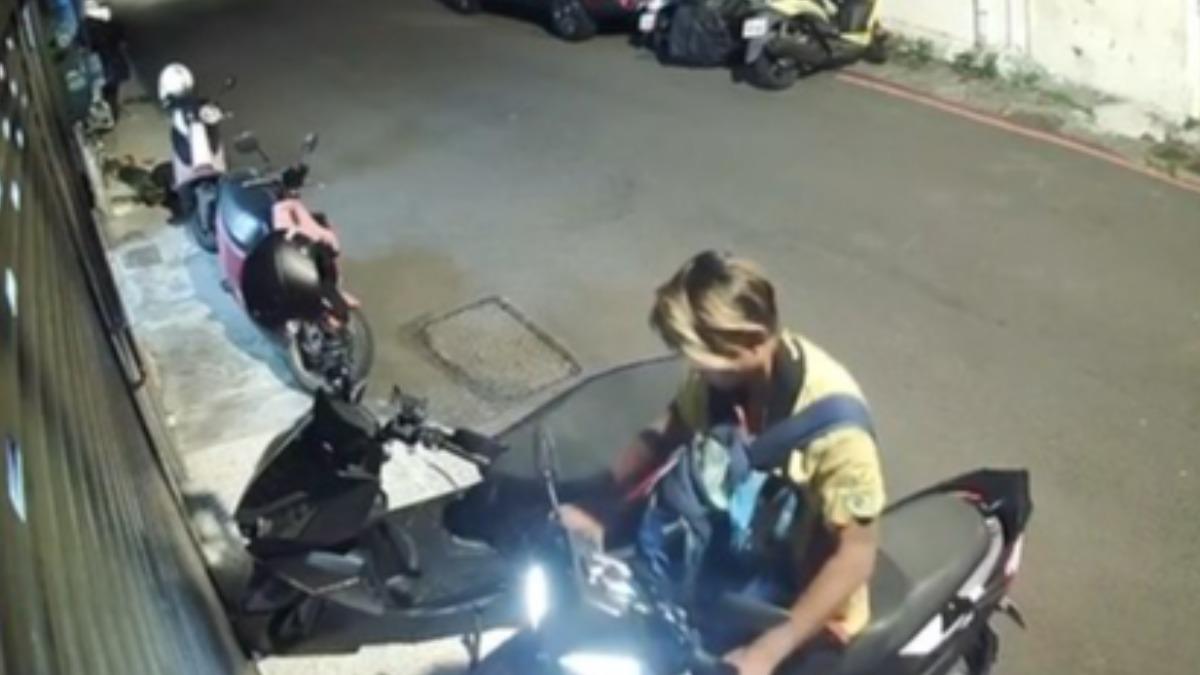 金髮男子發現機車鑰匙沒拔，直接將車騎走。（民眾提供）