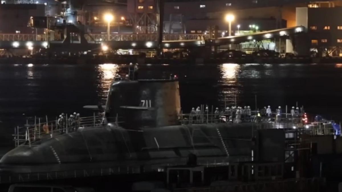 9/2，國造海鯤潛艦夜間出塢，疑泊到高雄港91號碼頭，專家推測欲為潛航測試做準備。(圖／諸葛風雲的異想世界)