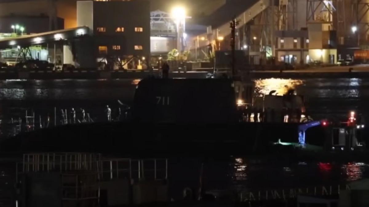 9/2，國造海鯤潛艦夜間出塢，疑泊到高雄港91號碼頭，專家推測欲為潛航測試做準備。(圖／諸葛風雲的異想世界)