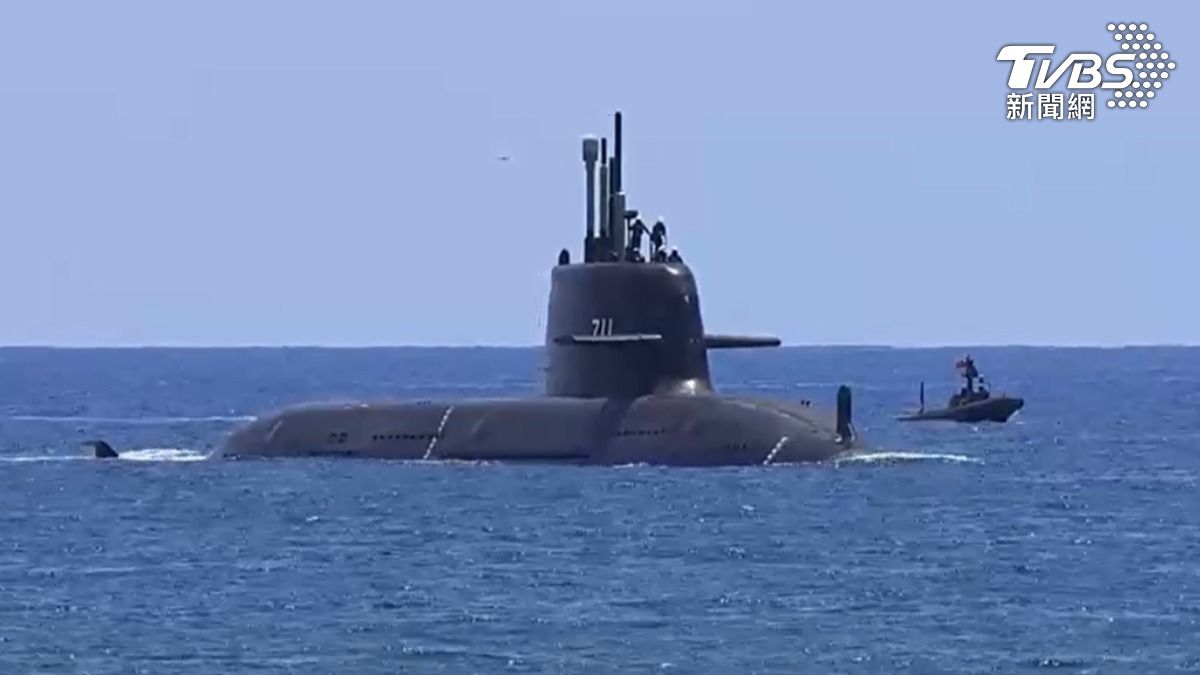 從今年6/17至7/3，海鯤潛艦三度進行海上浮航測試，但是已比海軍原先預期的四月進行，延遲兩個多月。(圖／TVBS)