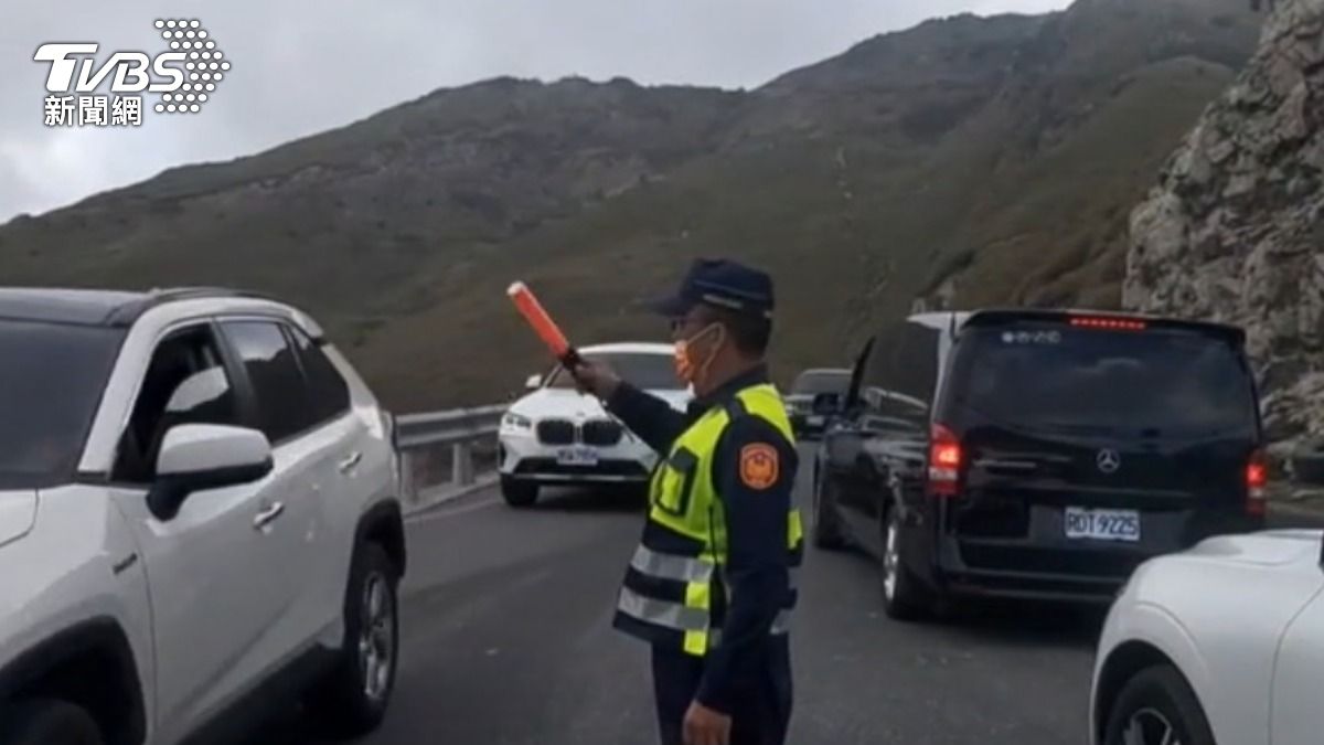 合歡山武嶺遊客人潮多，違停亂象頻頻發生。（TVBS資料畫面）