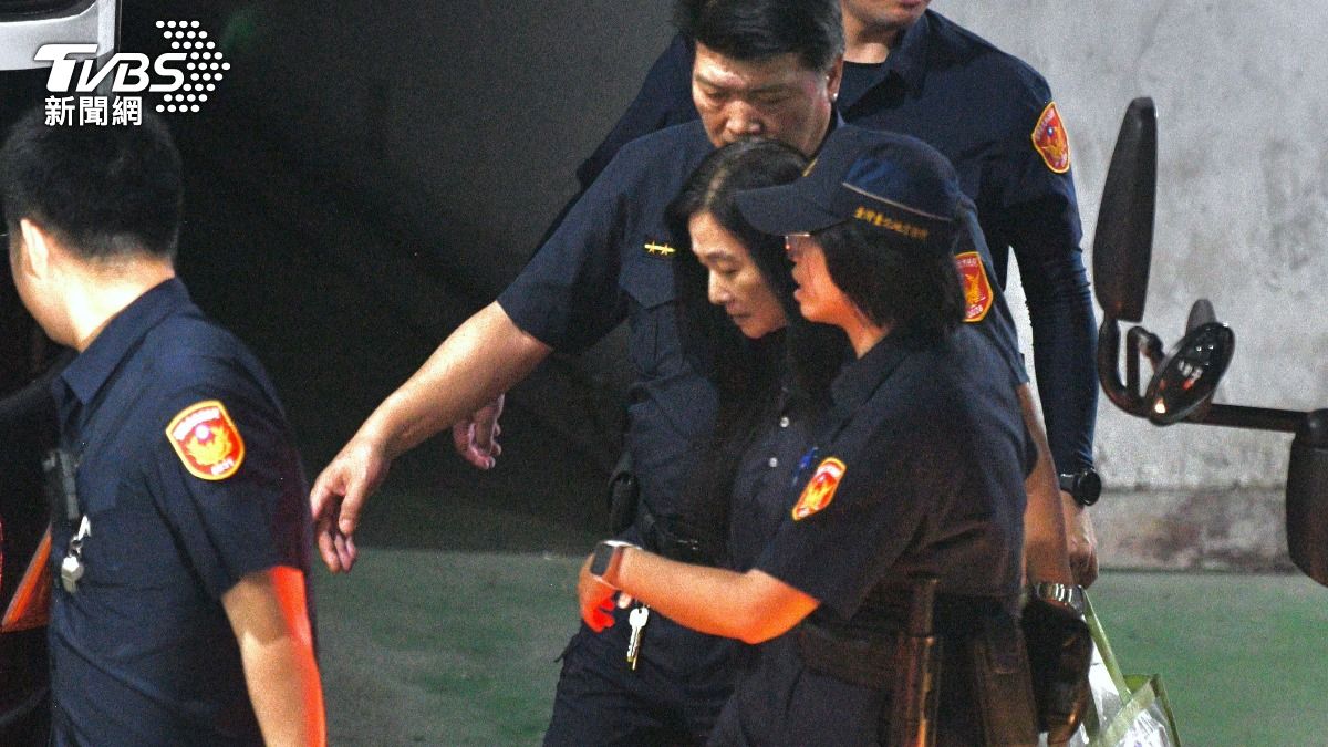 台北市議員應曉薇5日下午17時55分送抵法院。（圖／胡瑞麒攝）