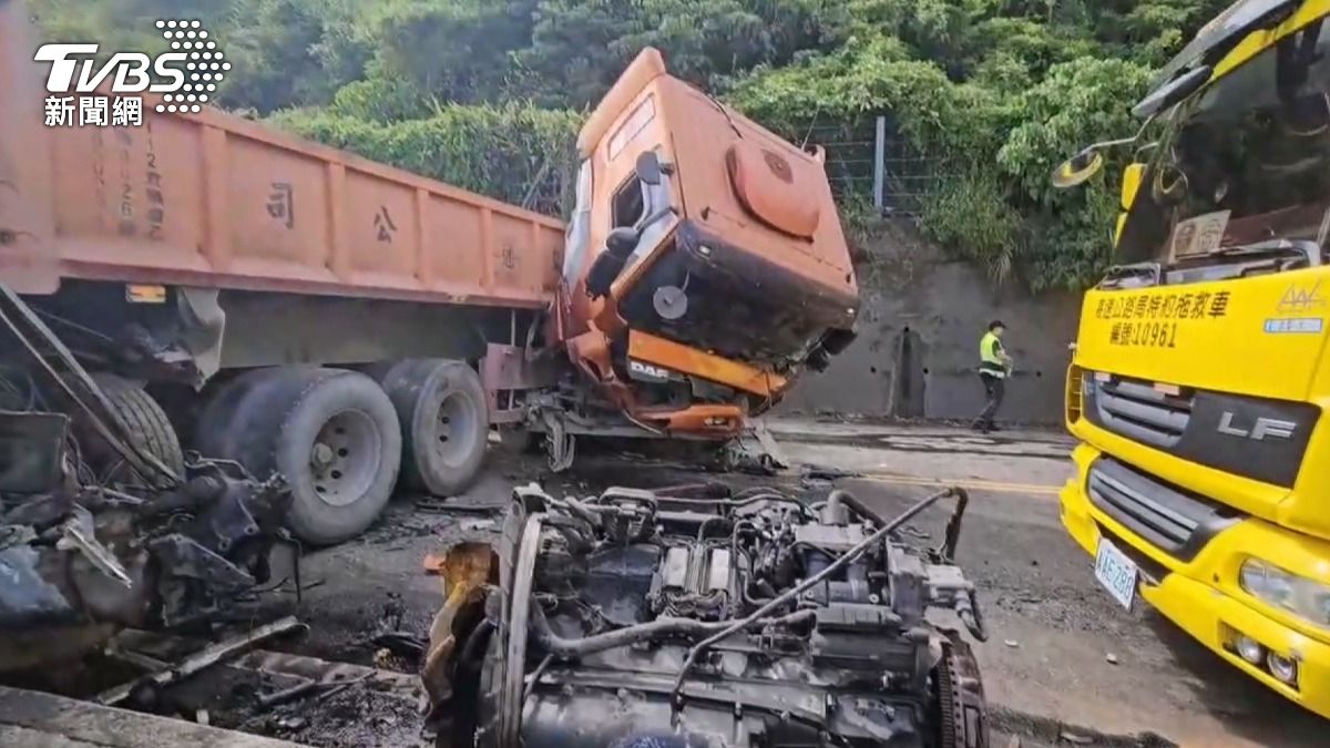貢寮砂石車折成90度！雙向車道癱瘓，大塞7km長。(圖／TVBS)