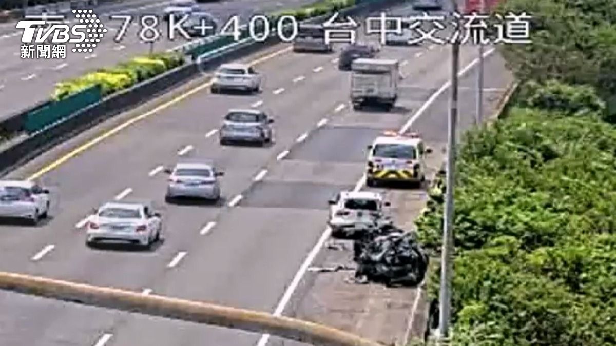 國道1號南下靠近大雅路段，也造成嚴重事故，整輛車像鋁罐被壓扁。(圖／翻攝高速公路資訊網)