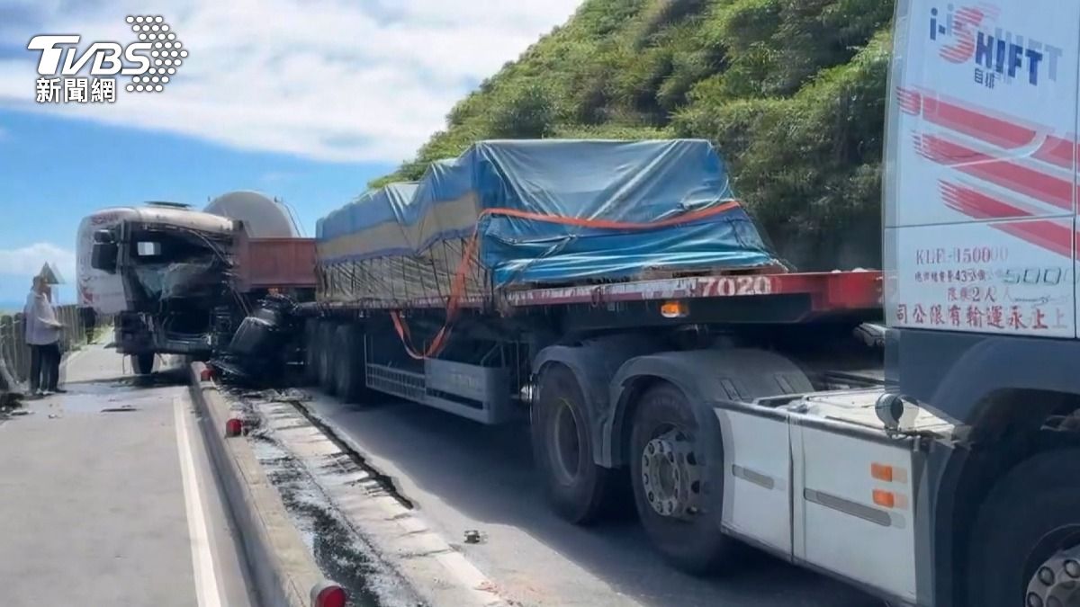 3大車連撞！砂石車折９０度，台2線雙向堵塞。(圖／TVBS)