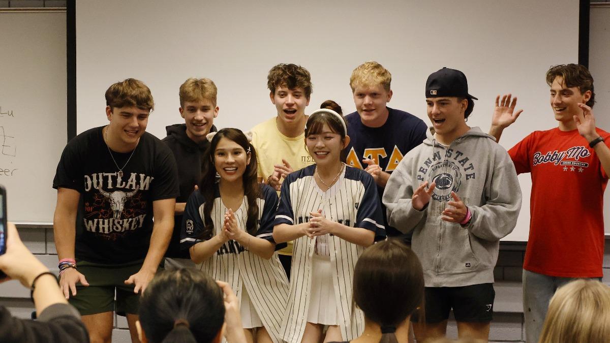 樂天女孩走進美國大學！教外國同學應援文化　中文「加油」喊上癮