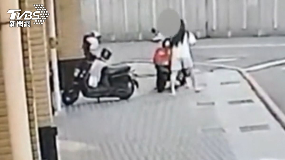 新北市三峽區傳出有外送員失控暴走。（圖／TVBS）