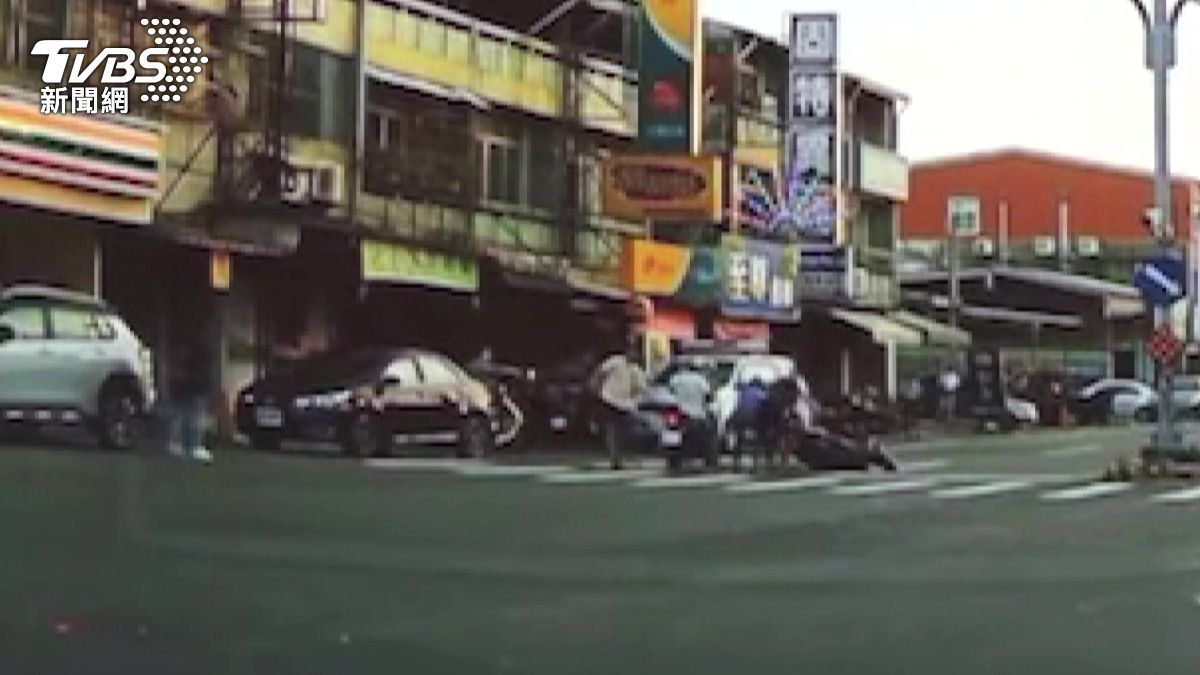 「不要搶我車」女騎士尖叫 男趁父就醫逃出搶車 熱心民眾急救援。(圖/TVBS)
