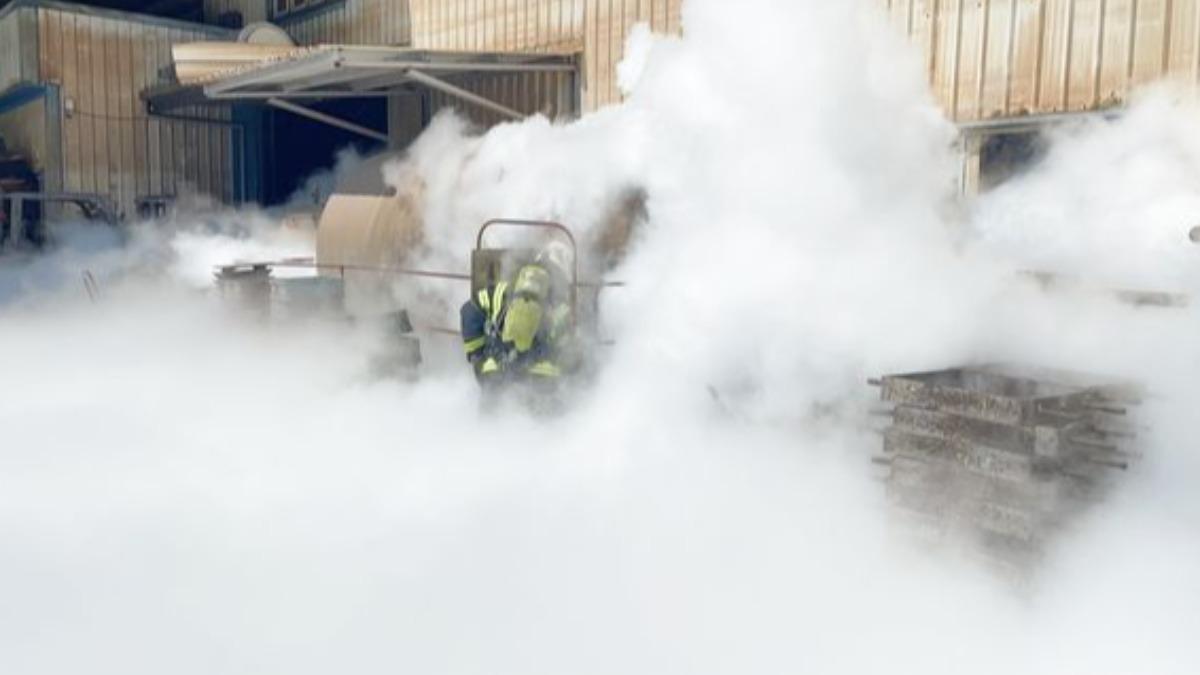 工廠二氧化碳洩漏!老闆遭乾冰凍結「黏儲存槽上」 急噴水解凍