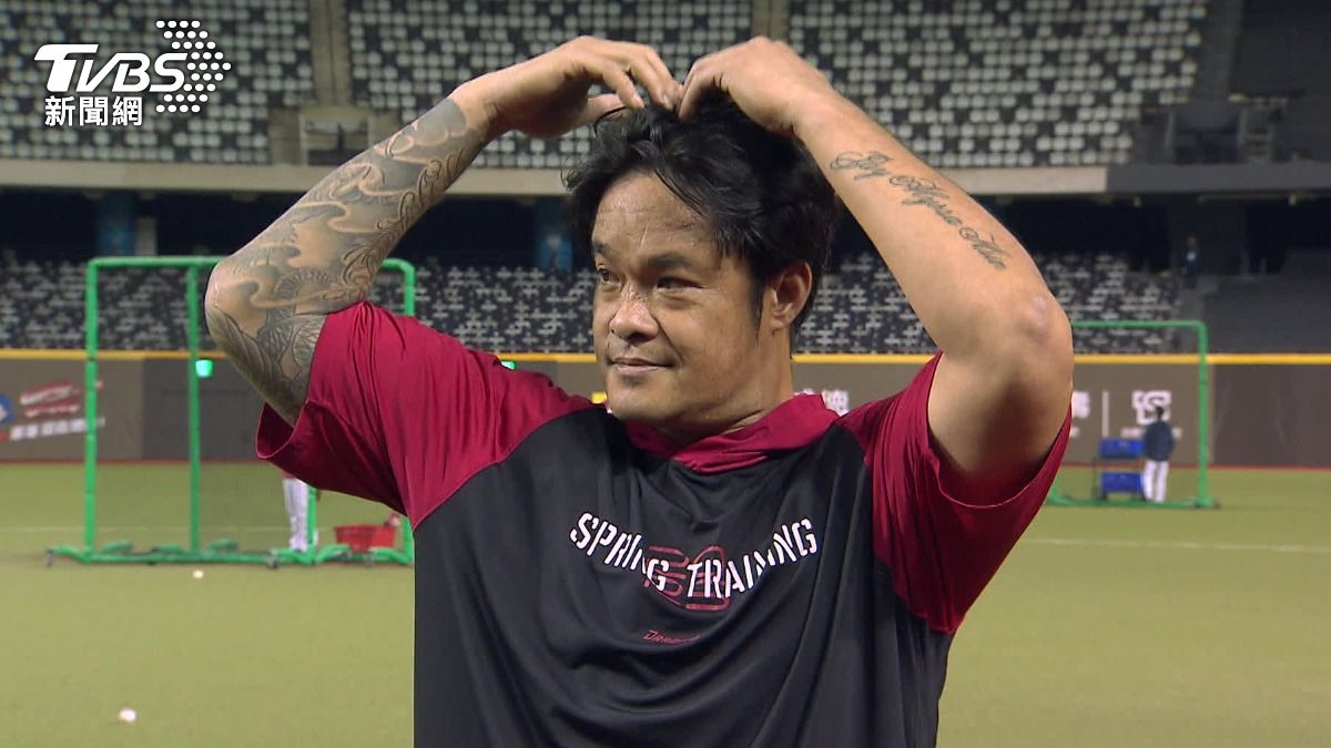 林智勝相當寵粉,在場上也不忘跟球迷打招呼、比愛心。(圖/TVBS)