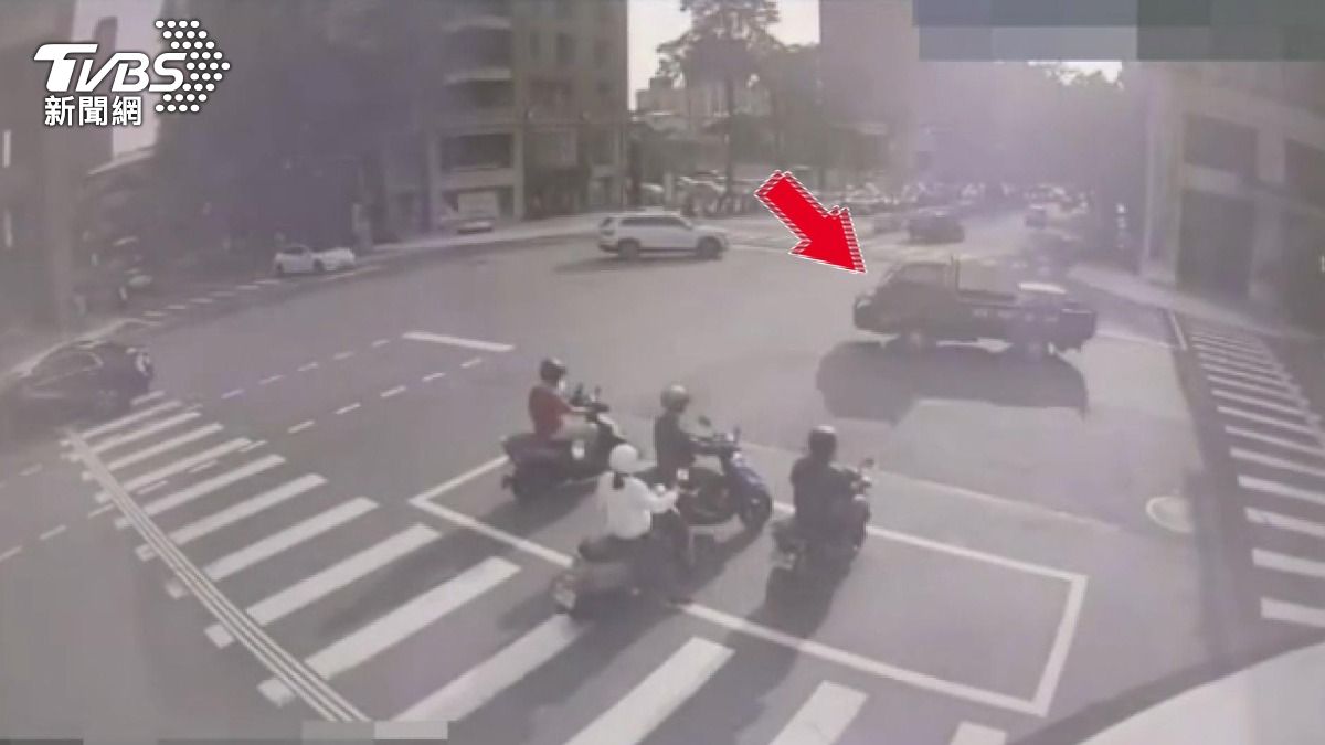 貨車未綁緊磁磚甩飛!機車騎士摔車受傷,駕駛清理1小時。(圖/TVBS)