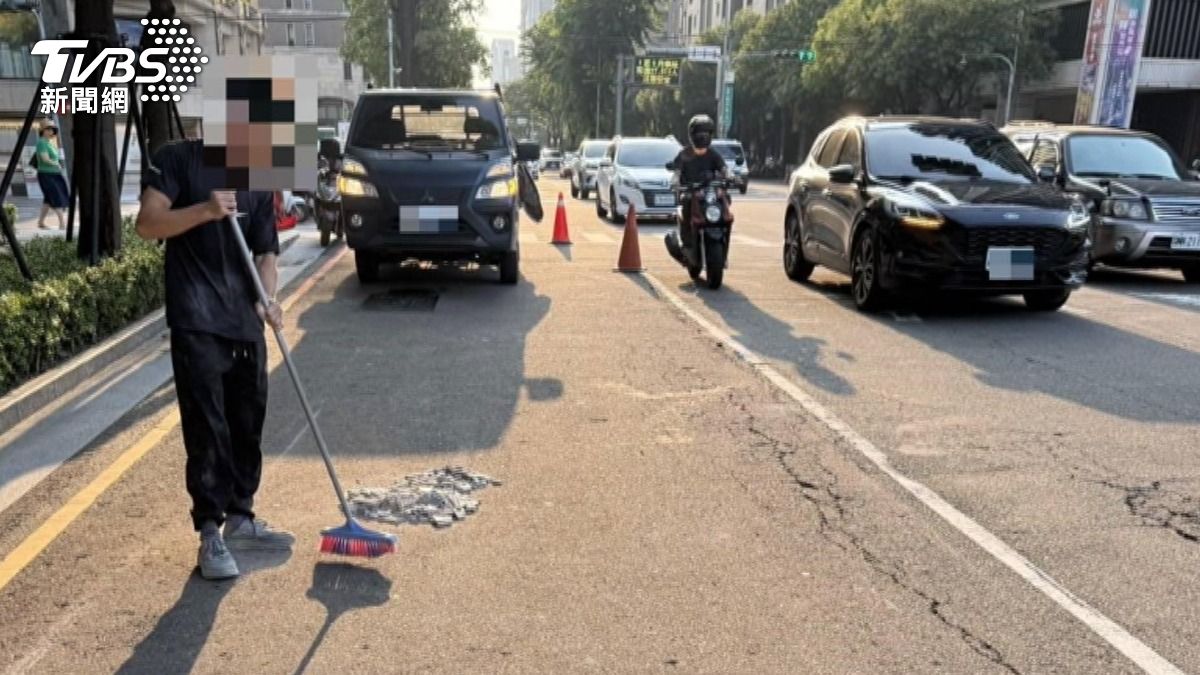 未綁緊磁磚撒路,駕駛清路1小時 。(圖/TVBS)