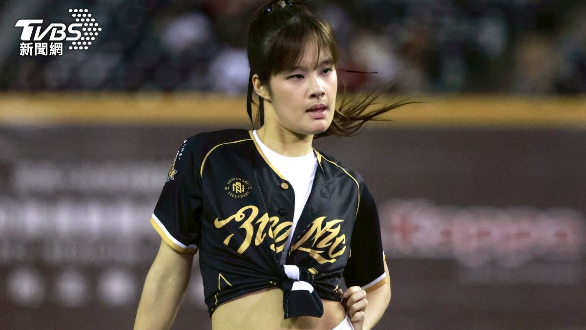 林智勝女兒林禹融,和啦啦隊小龍女共同擔任開場舞蹈演出,祝賀林智勝將引退。(圖/華子琛攝)
