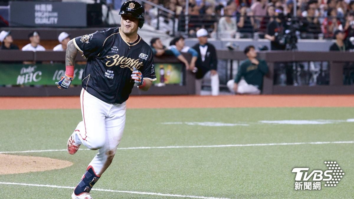 林智勝第二次打擊打出中外野飛球。(圖/華子琛攝)