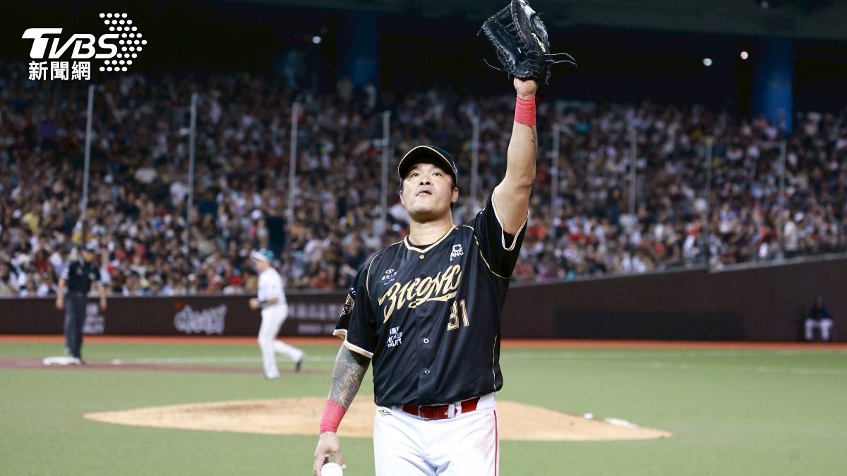 林智勝在喝采聲中退場。(圖/華子琛攝)
