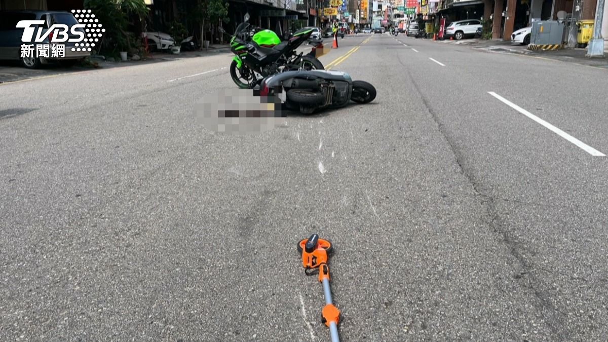 台中北屯驚悚車禍!黃牌重機從水族館駛出,他慘撞上「右手三指斷」。(圖/TVBS)
