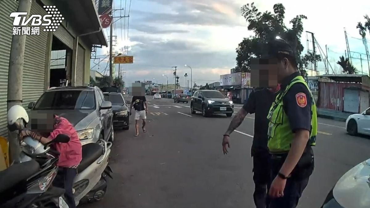 蘇婦獨自一人趴在軍功路上的機車，且面露疲態。（圖／TVBS）