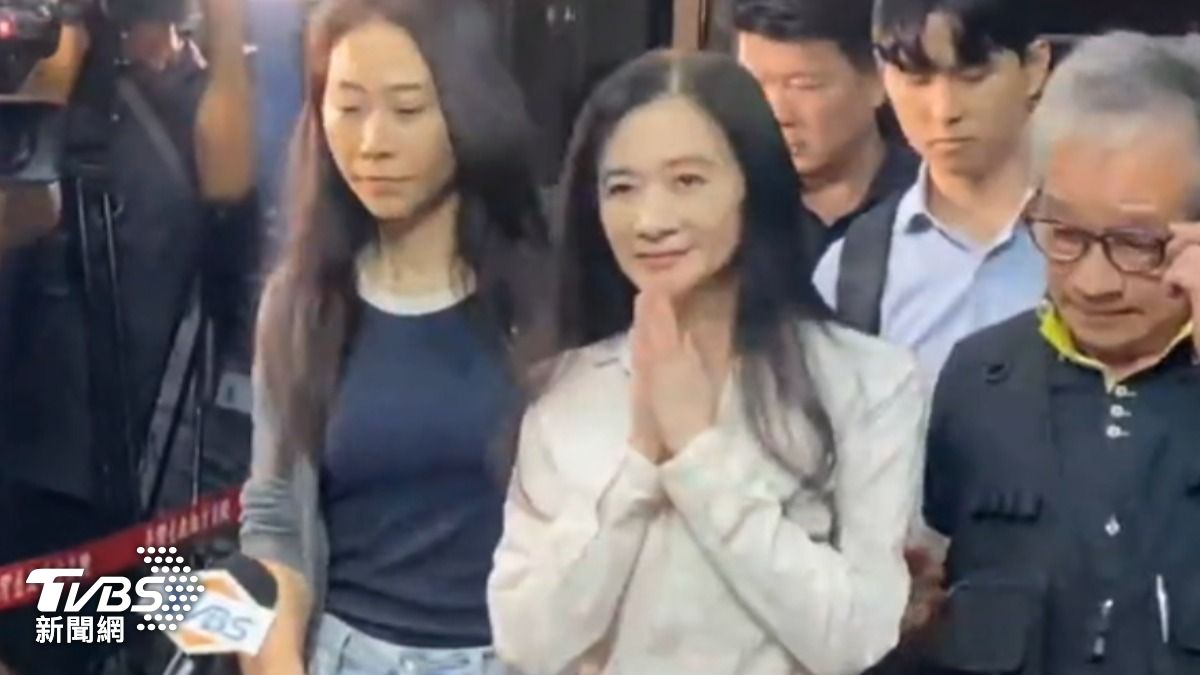 應曉薇雙手合十90度鞠躬,關押1年終獲3千萬交保,微笑走出北院。(圖/TVBS)