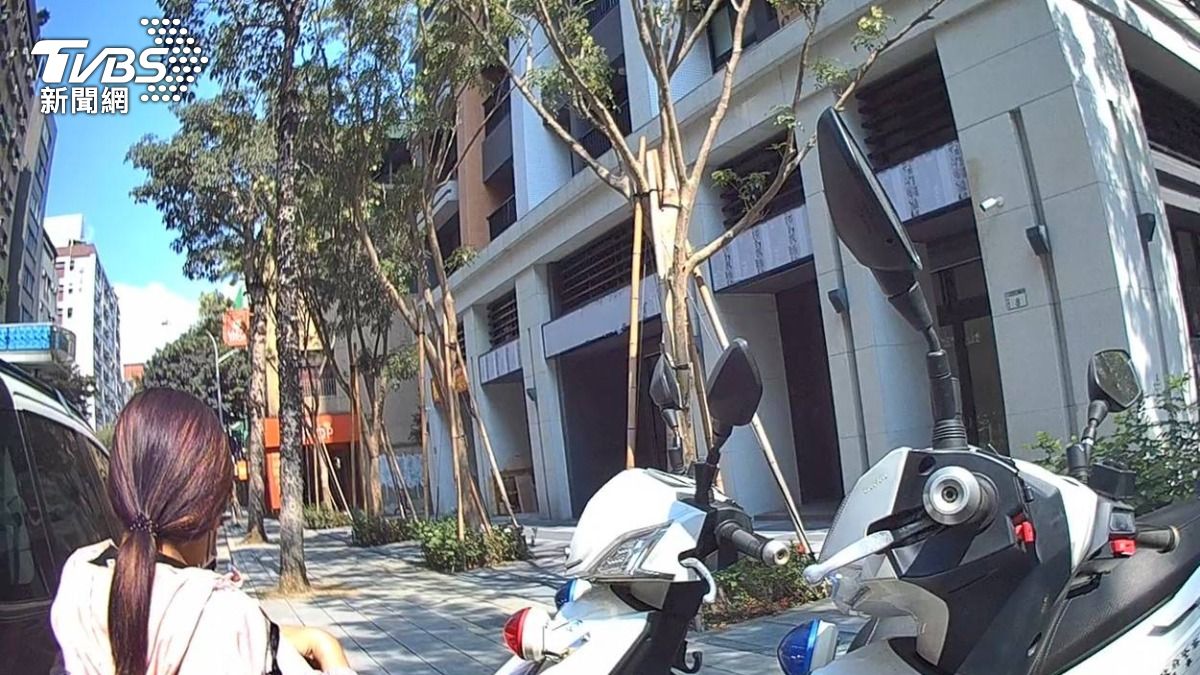 女車手行跡敗露被送上警車。(圖/桃園分局)