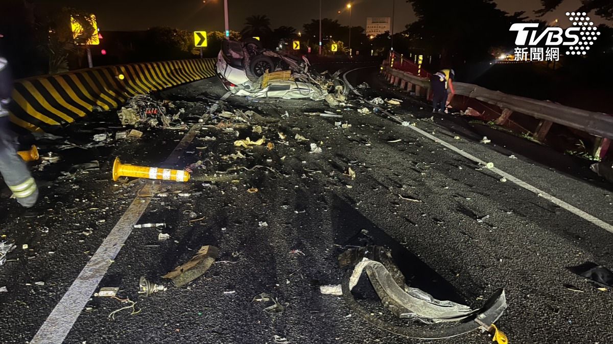 國3詭撞護欄斷魂！轎車「爛皺如紙」　駕駛噴飛倒臥草叢慘死