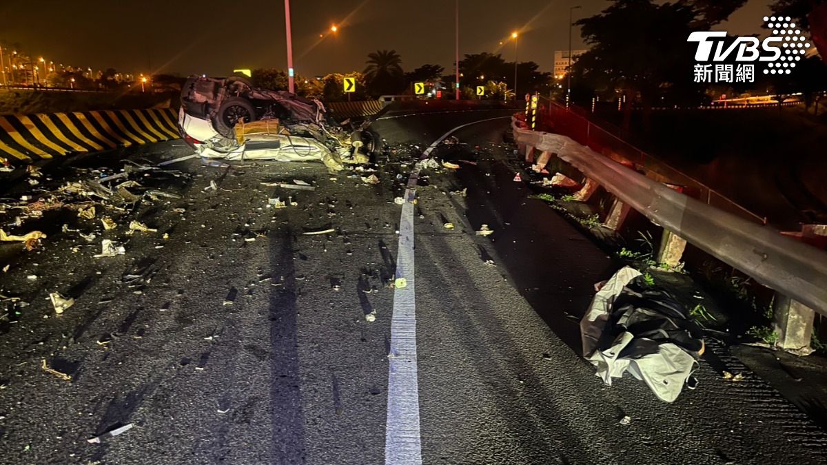 整台車爛皺如紙,駕駛男拋飛車外慘死。(圖/TVBS)