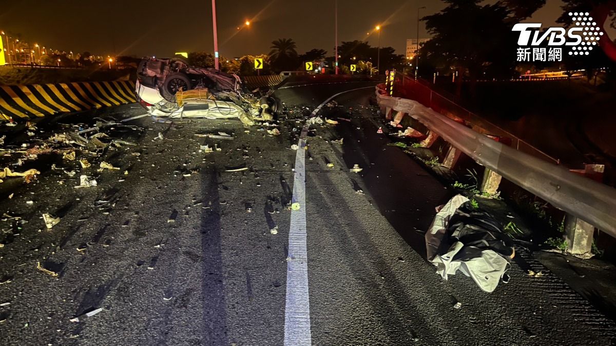 事發地在國道九如出口匝道,自小客車駕駛不明原因撞擊路欄,強大撞擊力摔出車外,駕駛身亡。(圖/TVBS