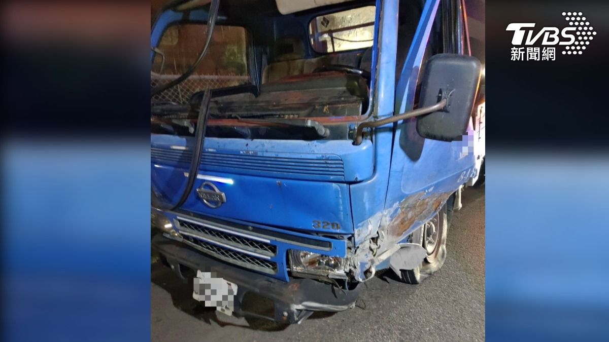 國道岡山路段也發生小貨車自撞意外,左側保桿有明顯擦痕,左前輪已經爆胎,還好當時沒有波及到其他車輛,但駕駛仍得送醫治療。(圖/TVBS)