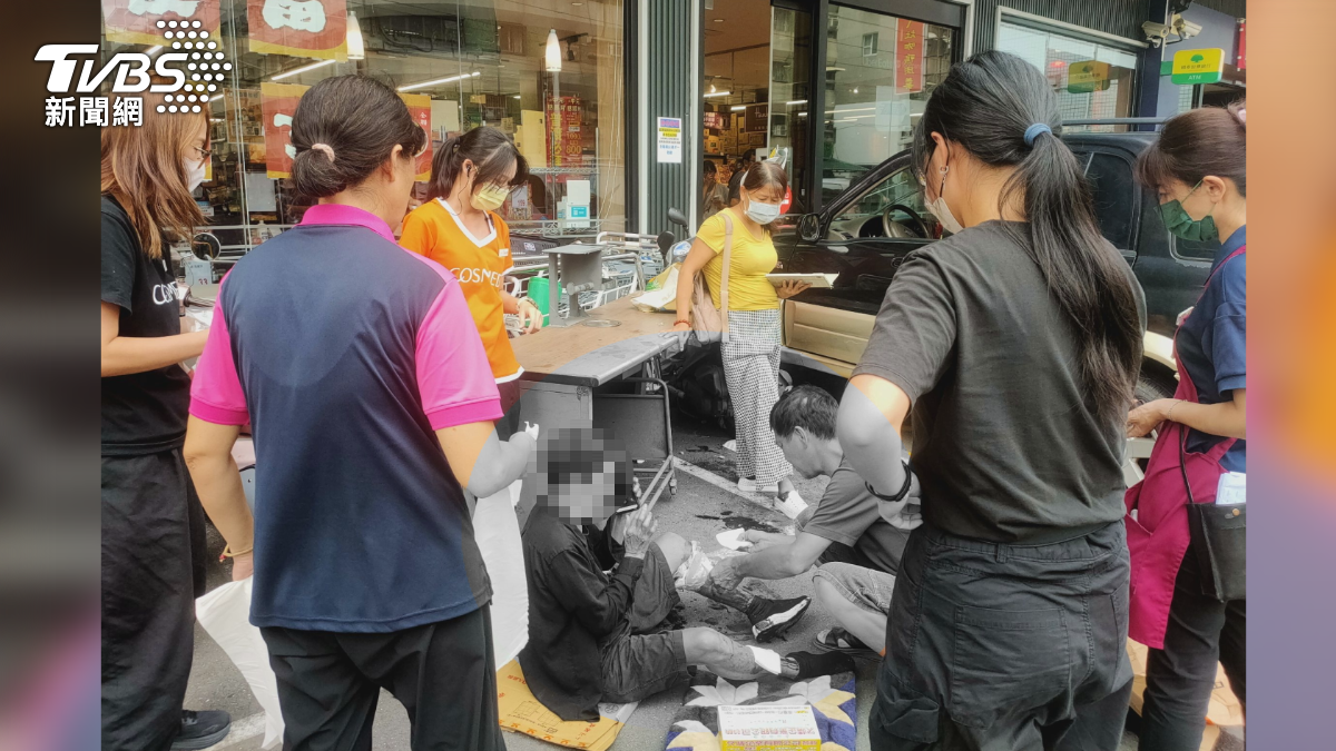 6旬婦不熟「檔板式停車格」暴衝!2路人遭撞 腿部撕裂血流如注(圖/TVBS)
