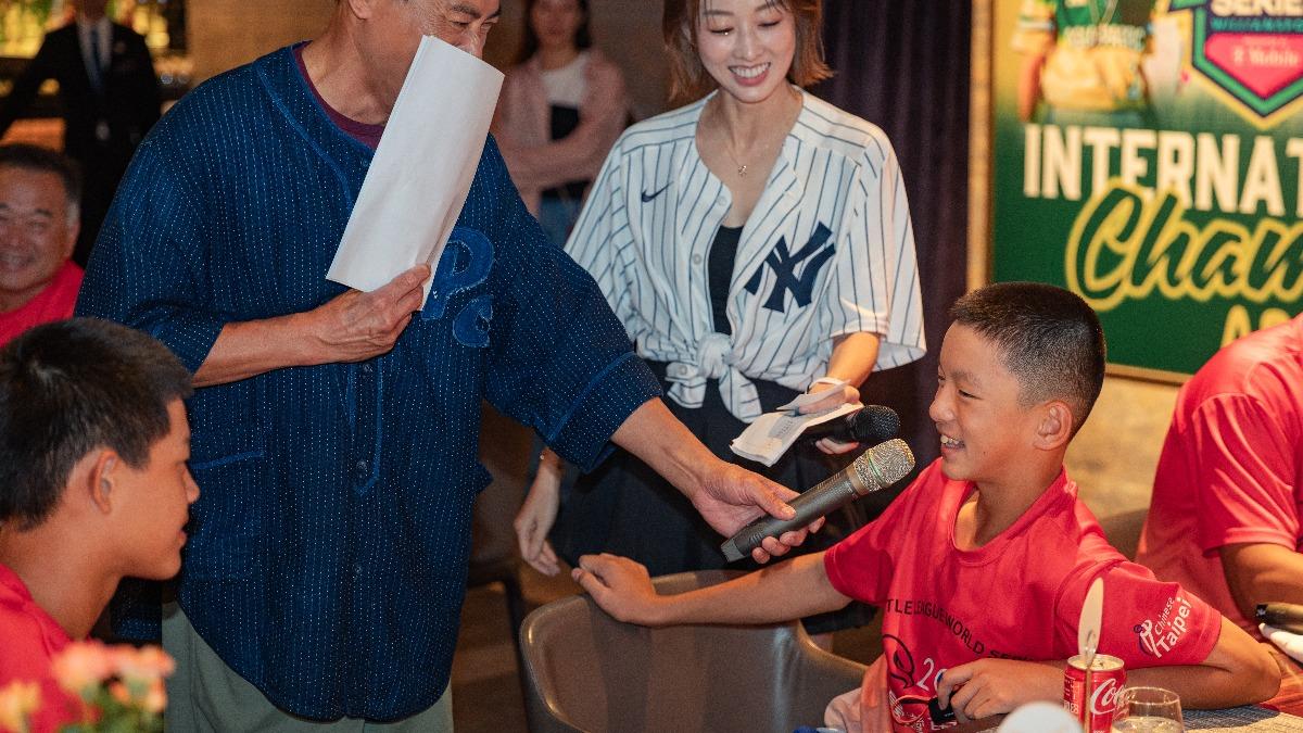 江宏恩(左起)、夏語心在機智問答環節,被小選手蔡瑀格答案逗樂。(圖/美福、台北市政府提供)