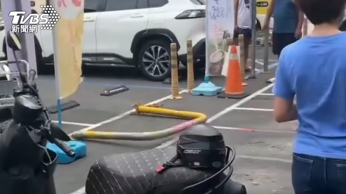 婦人直接撞過停車場的柵欄,暴衝車差點撞破賣場玻璃!(圖/TVBS)