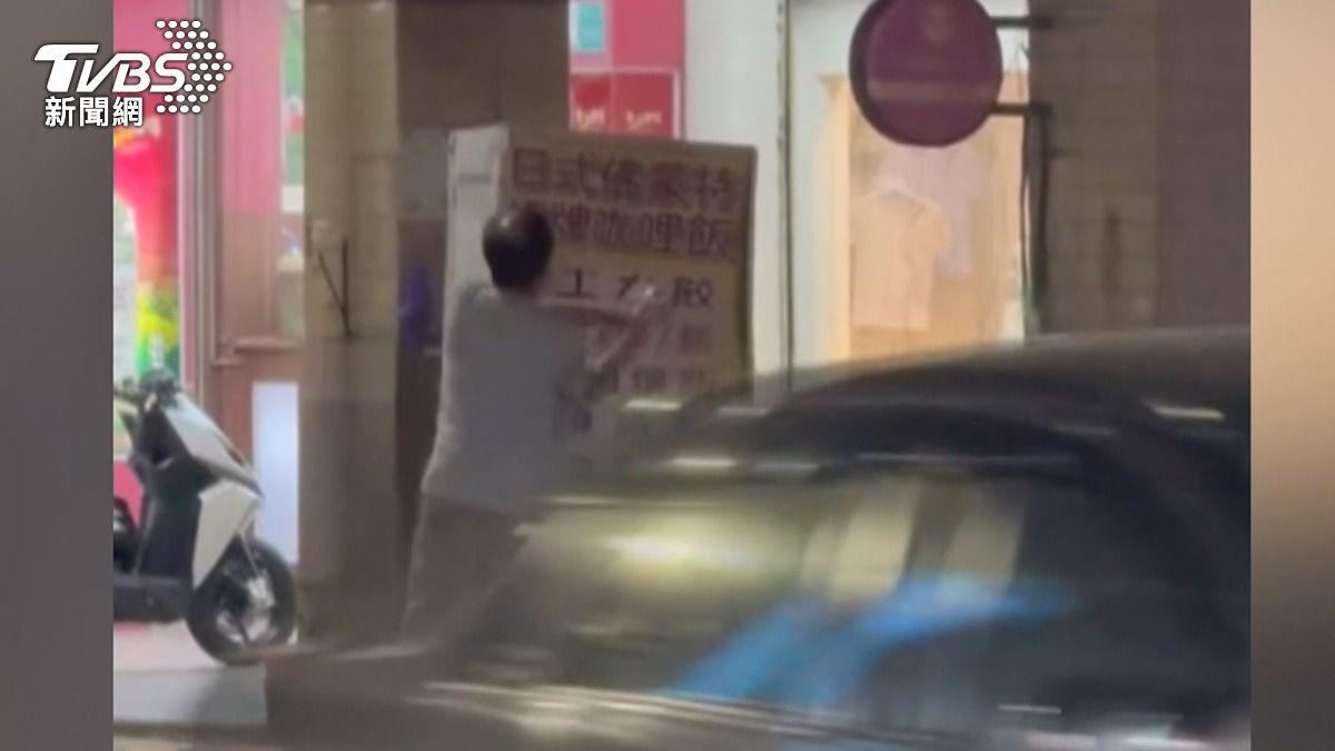 親情反目!台南男持鐵鍬猛砸招牌 原來是妹妹店「經營不合」(圖/TVBS)