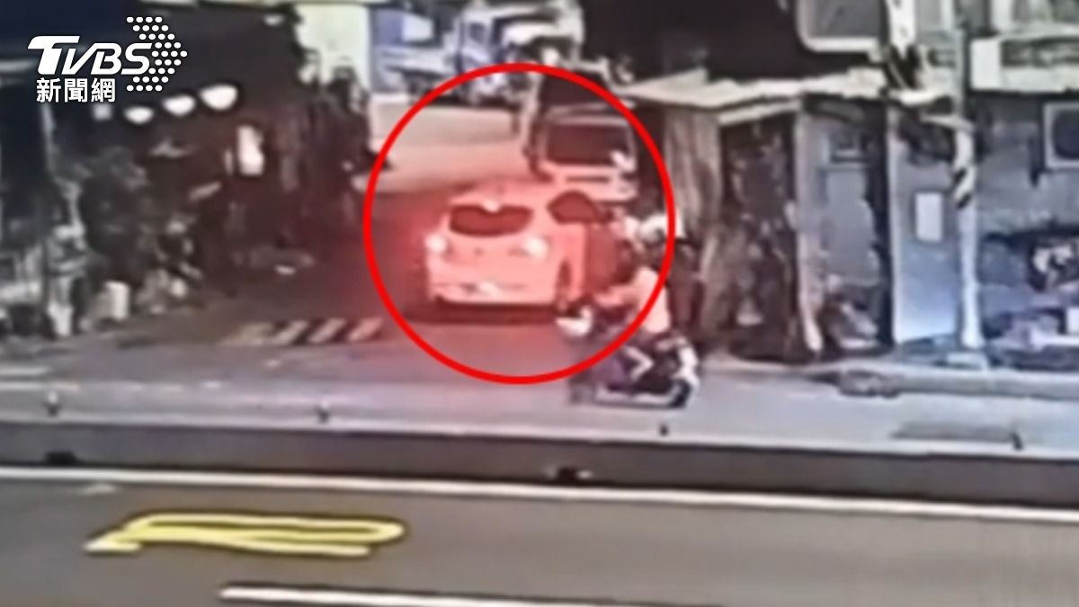 警方巡邏見車輛停的位置詭異,上前盤查,搜出多包毒品。(圖/TVBS)