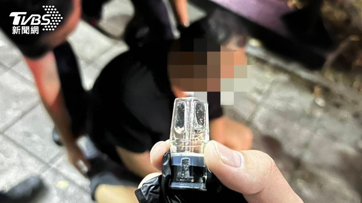 桃園男無照遭攔狂抖！拒檢嗆警「欠績效喔」　丟喪屍菸彈被壓制