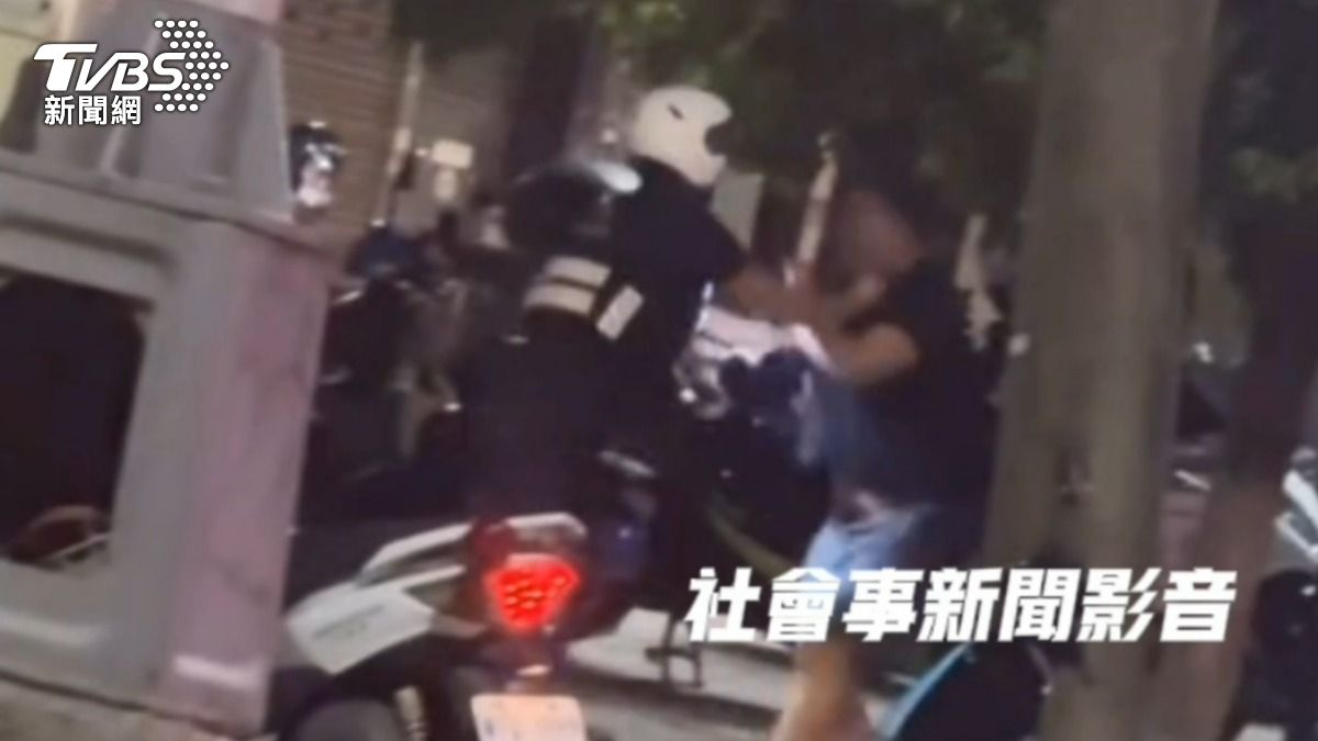 曲男試圖脫逃與員警拉扯。(圖/翻攝自社會事新聞影音)