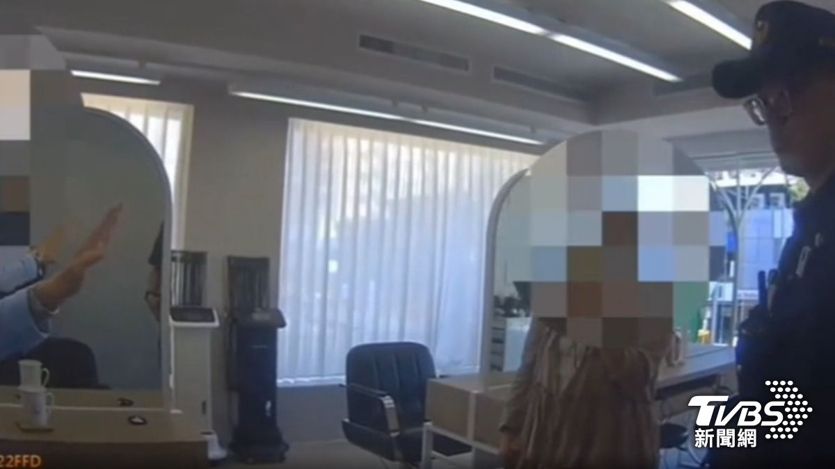 髮廊老闆與女顧客爆發激烈口角,警方到場排解。(圖/TVBS)