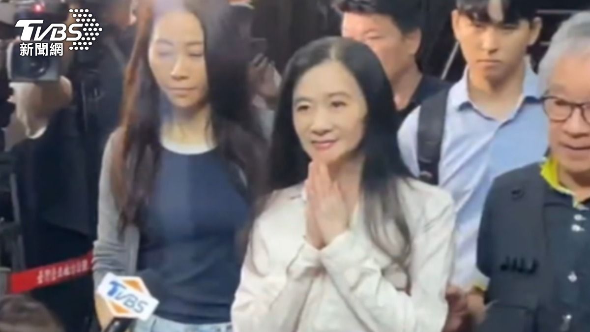 接班? 應曉薇遭停黨權 大女兒歸國跑行程。(圖/TVBS)