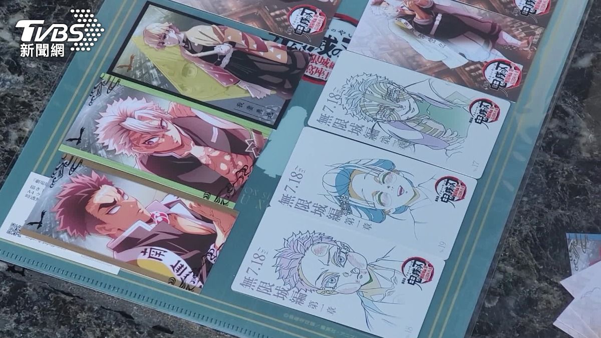 鬼滅之刃在台票房佳,粉絲也瘋相關產品。(圖/TVBS)