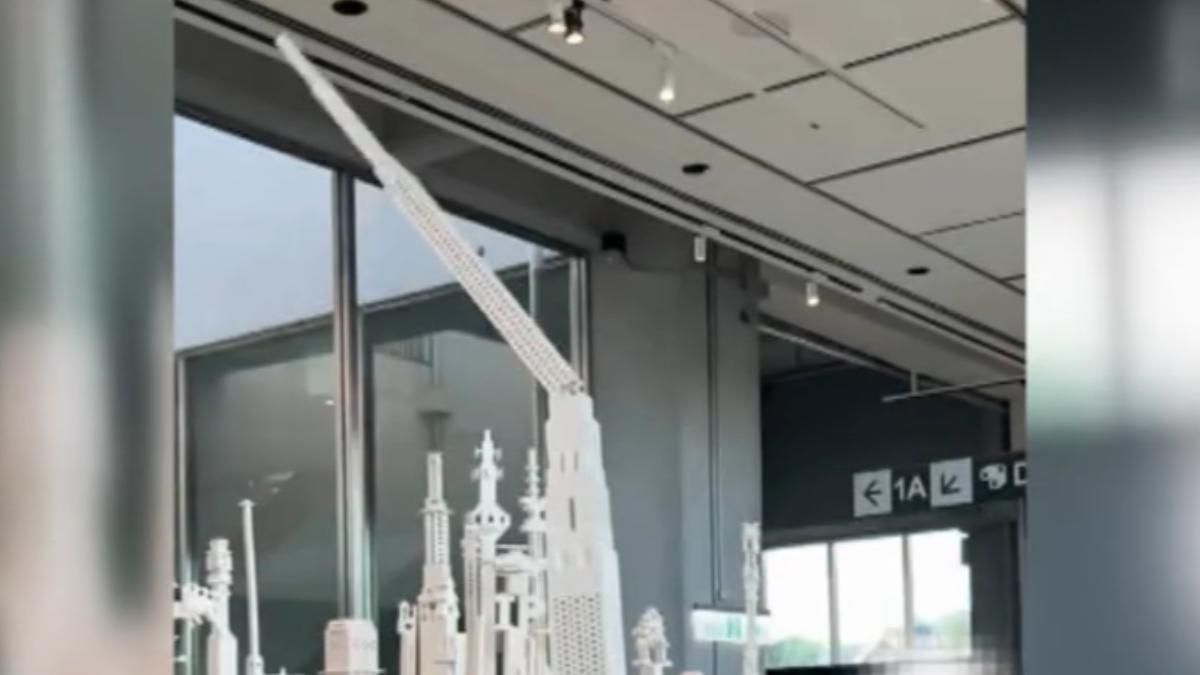 女子搬展覽中積木建築釀倒塌。(圖/民眾提供)
